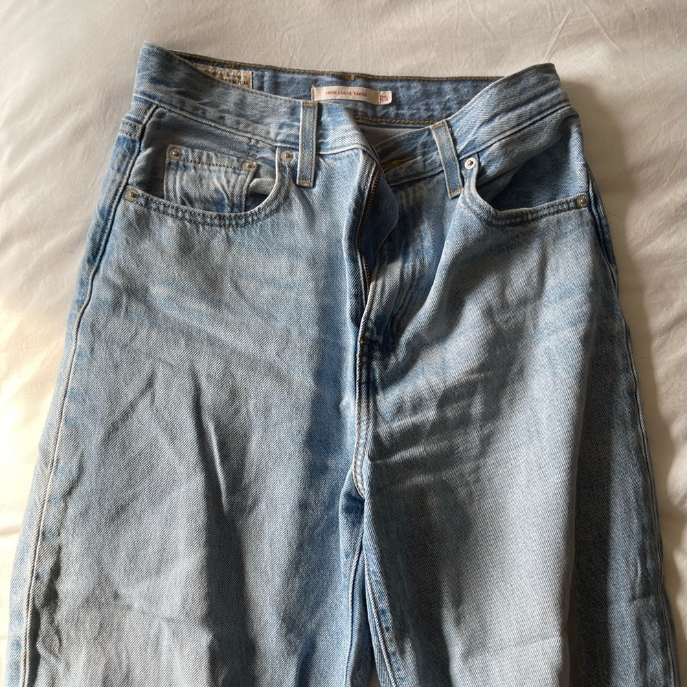 Levi’s high loose taper light wash size 25